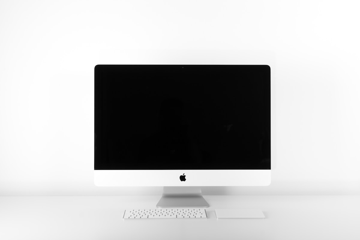 Bàn làm việc sâu bao nhiêu là đủ? Cách chọn kích thước cho laptop và gaming